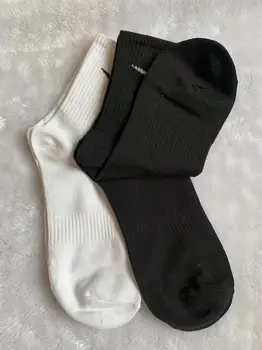 Оптовая продажа всех видов спортивных носков с логотипом бренда, впитывающих пот, спортивных носков для мужчин и женщин, одинаковых черно-белых носков Nik