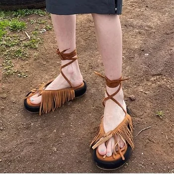 Римские туфли на толстой подошве с кисточками, новые южнокорейские сандалии с ремешком на щиколотке, однотонные праздничные сандалии